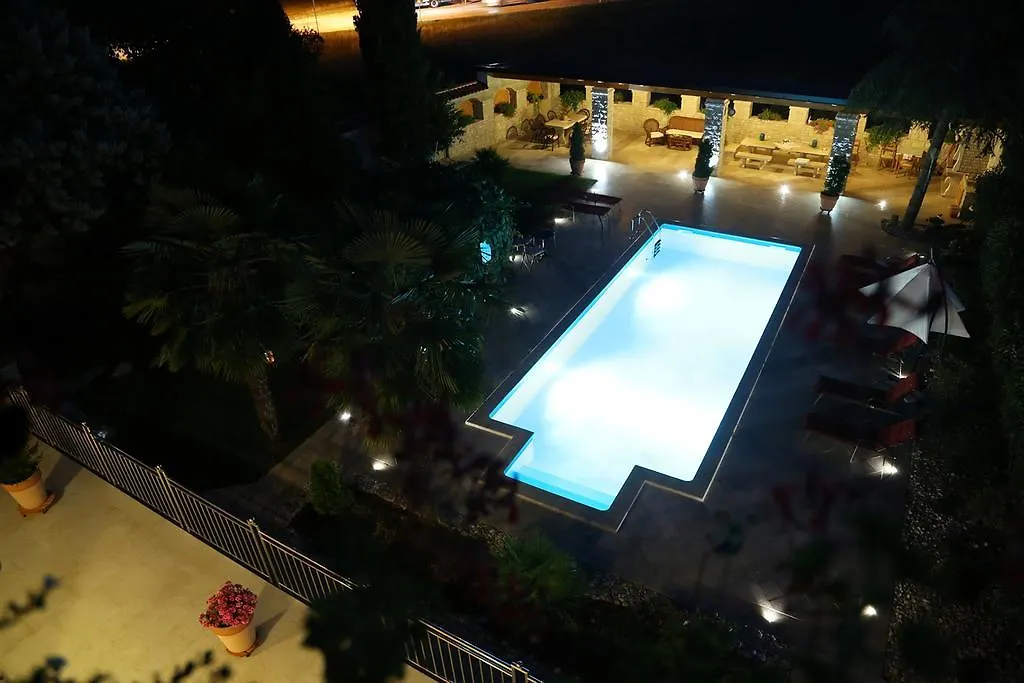 ורסאר Apartments Max