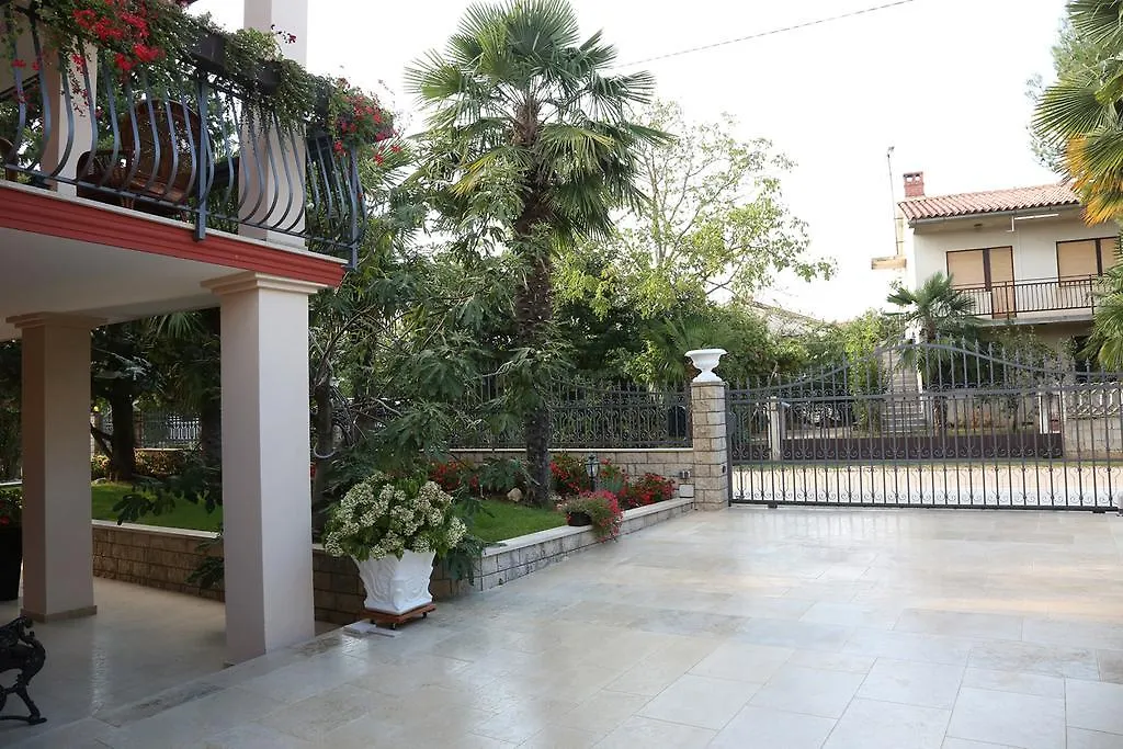ורסאר Apartments Max